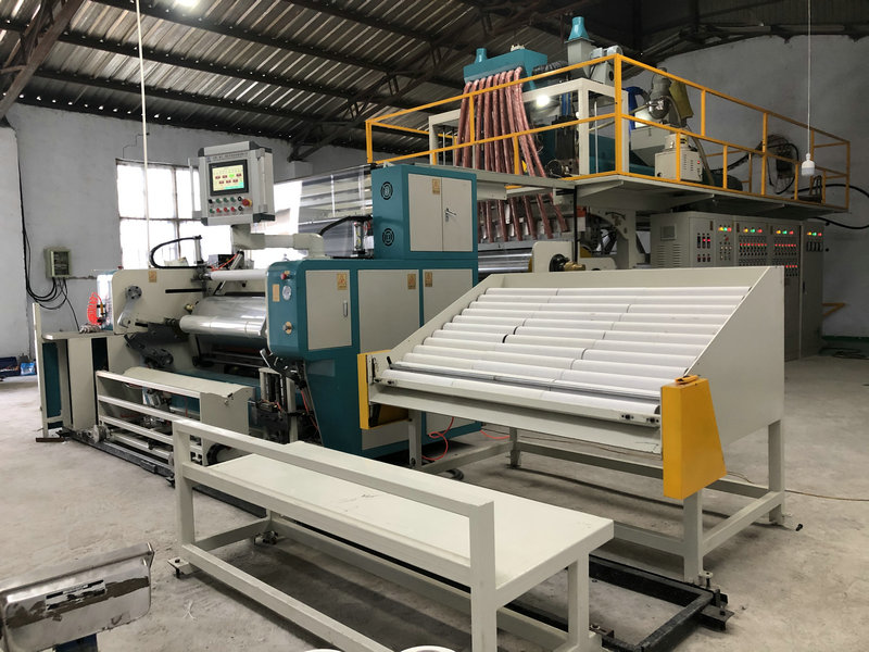 1500型三層共擠全自動(dòng)拉伸纏繞膜機(jī)